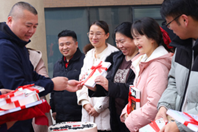 領(lǐng)導(dǎo)為大家頒發(fā)生日禮物書籍 