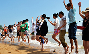 揚(yáng)帆起航火爆網(wǎng)，破浪前行無畏懼