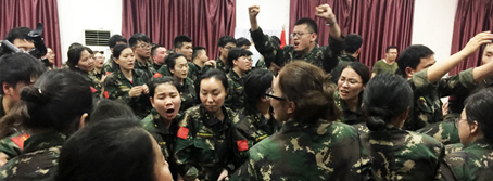 人生路，堅(jiān)持方能成功，困難途中，攜手便是天堂！
