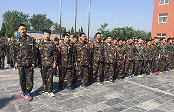 軍訓(xùn)現(xiàn)場(chǎng)，教官逐個(gè)檢查軍姿標(biāo)準(zhǔn)！