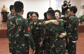 人生不易，要學(xué)會(huì)贊美他人！